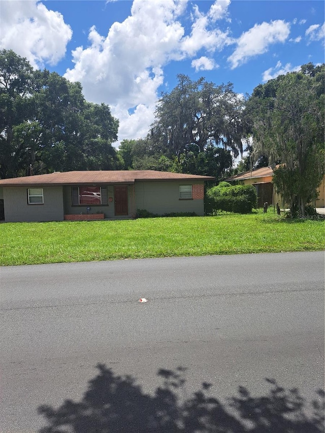 ranch-style house featuring a front lawn