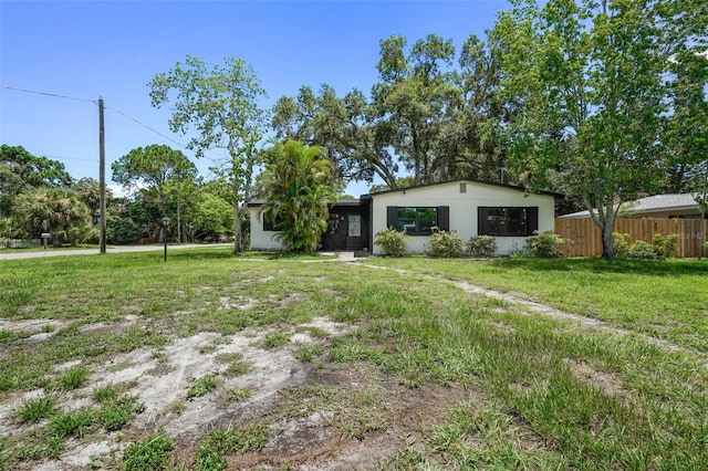 view of front of house featuring a front lawn