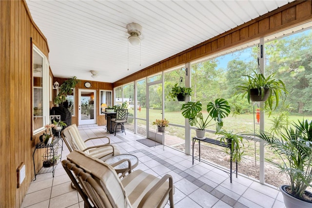 sunroom featuring ceiling fan