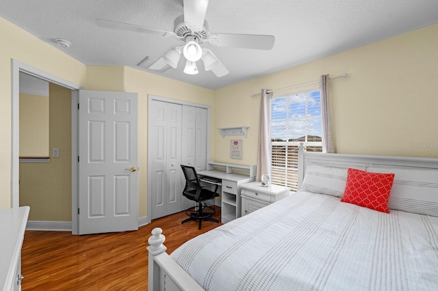 bedroom featuring a textured ceiling, ceiling fan, and hardwood / wood-style flooring