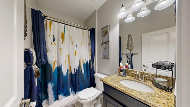 full bathroom featuring a notable chandelier, vanity, shower / bath combo with shower curtain, and toilet