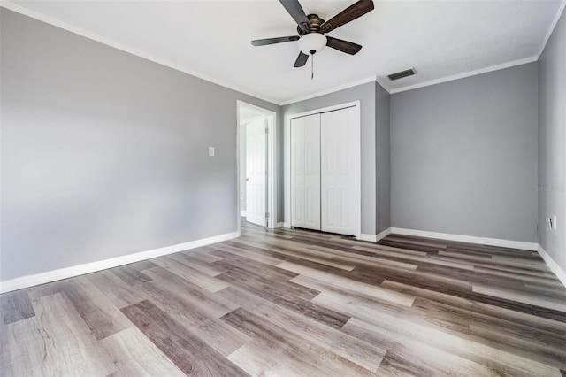 unfurnished room featuring ceiling fan, hardwood / wood-style flooring, and ornamental molding