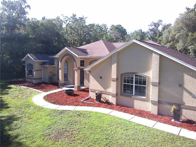 view of front of property featuring a front yard