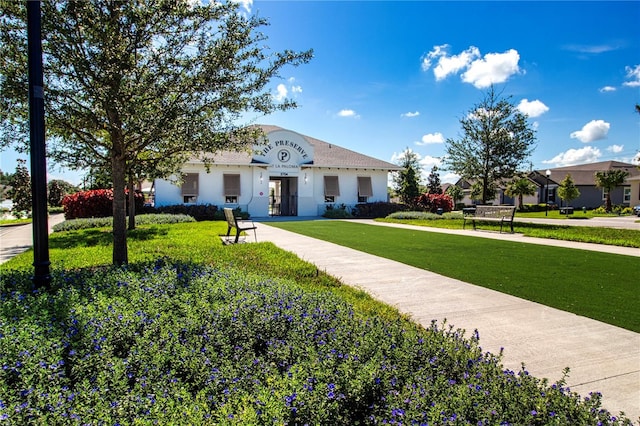 view of front of property featuring a front lawn