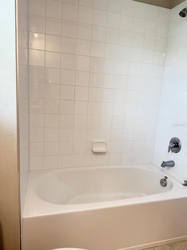 bathroom featuring tiled shower / bath combo