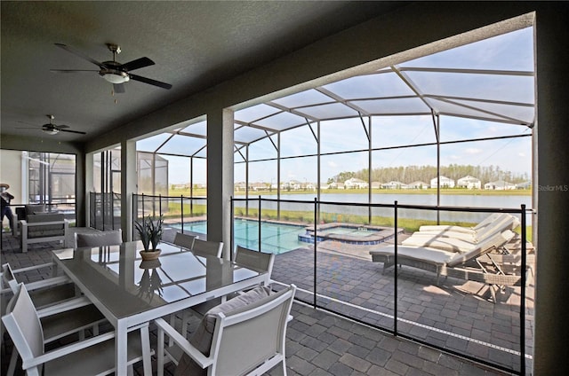 sunroom with ceiling fan