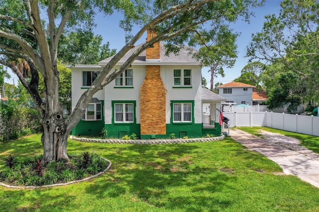 view of front of home featuring a front lawn