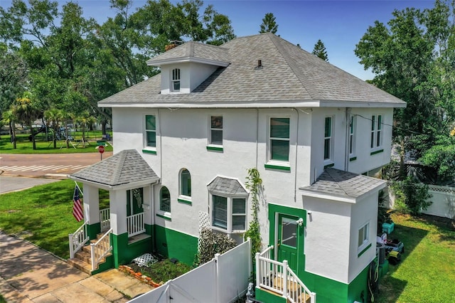 view of front facade featuring a front yard