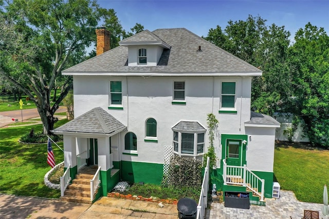 view of front of property featuring a front lawn