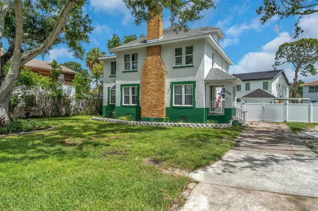 view of front of property featuring a front lawn