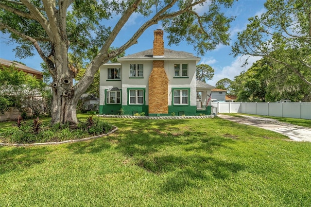 view of front of property featuring a front lawn