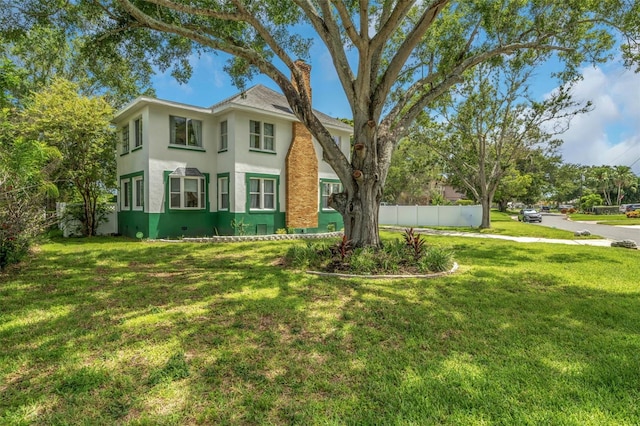 view of front of home featuring a front yard