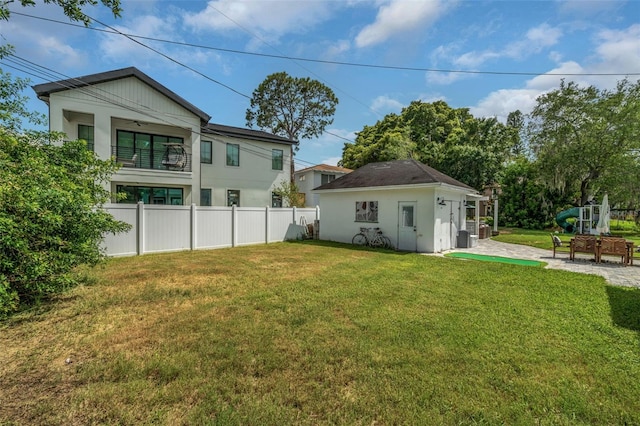 view of yard featuring a patio