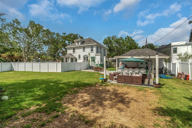 view of yard featuring an outdoor hangout area