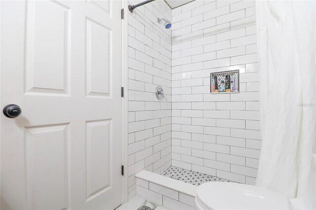 bathroom featuring a shower with curtain and toilet