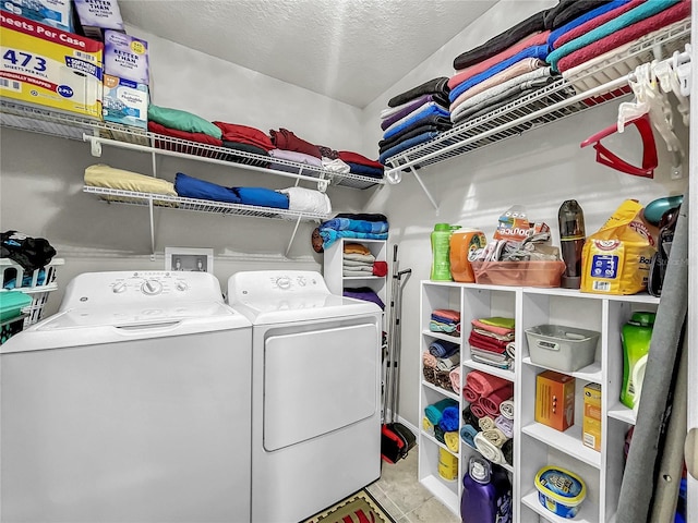 laundry room featuring a textured ceiling and independent washer and dryer