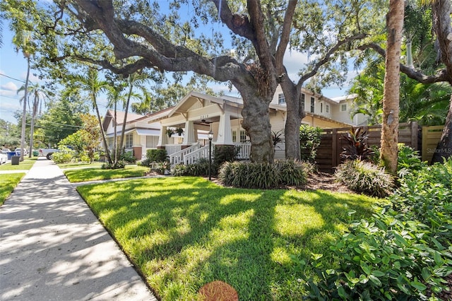 view of front of property featuring a front lawn