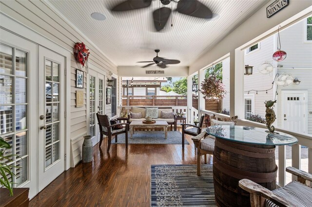 sunroom with ceiling fan