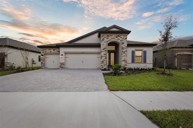 view of front facade featuring a yard and a garage