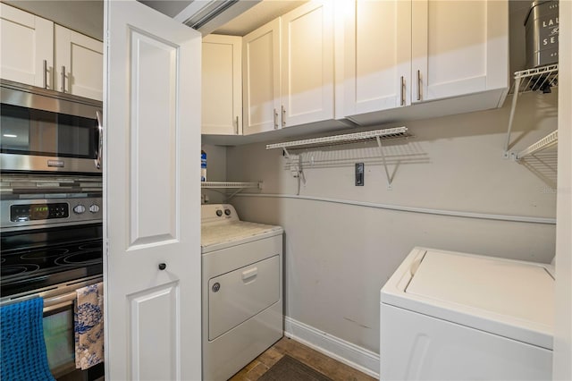 washroom featuring cabinets and washing machine and dryer