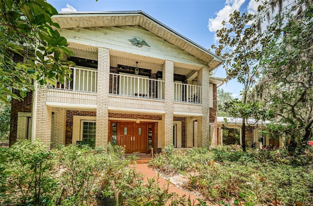 view of front of property featuring a balcony