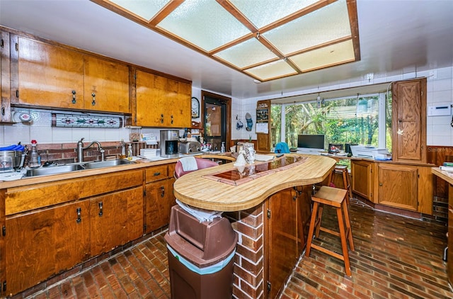 kitchen with sink and a breakfast bar