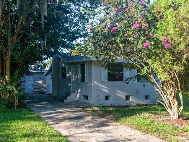 view of front of house with a front yard