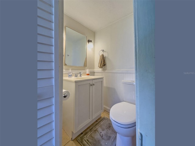 bathroom featuring vanity, toilet, and a textured ceiling