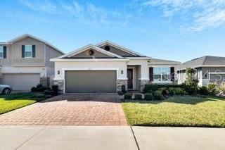 view of front facade featuring a garage and a front yard