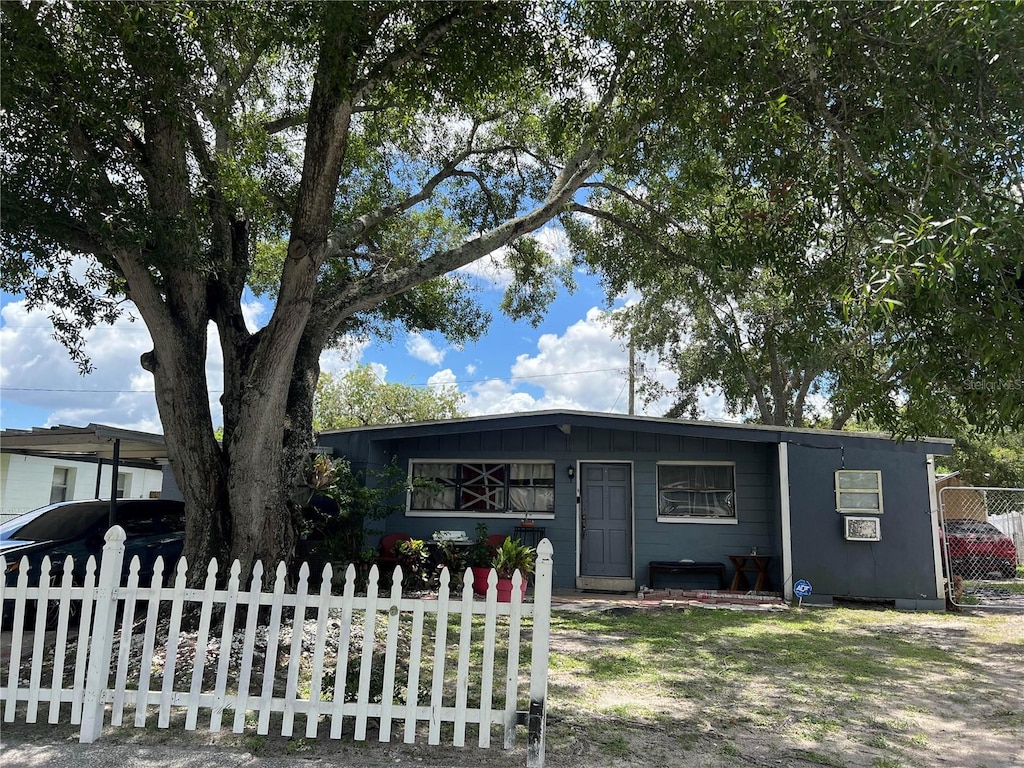 view of front facade with a fenced front yard