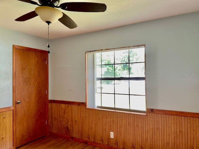 unfurnished room featuring ceiling fan and dark hardwood / wood-style flooring