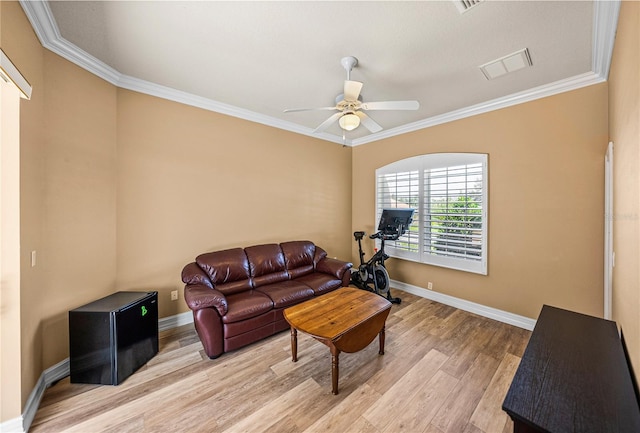 living room featuring light hardwood / wood-style flooring, crown molding, and ceiling fan