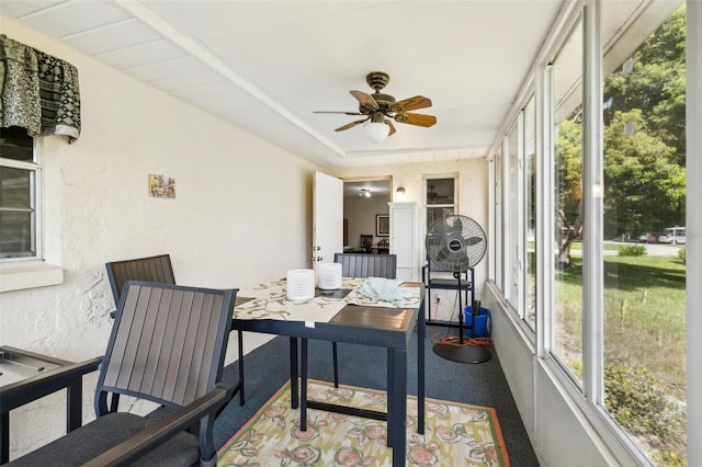 sunroom with ceiling fan