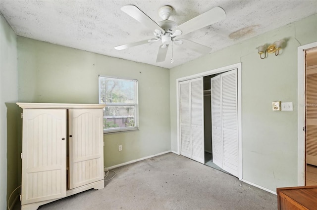 unfurnished bedroom featuring light carpet, a textured ceiling, and ceiling fan