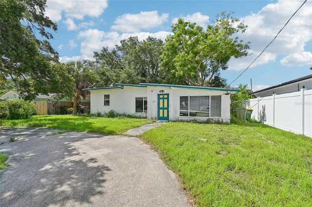 view of front of home featuring a front lawn