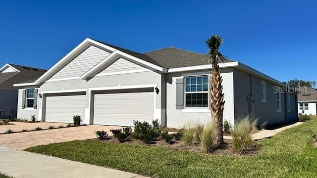 view of front of house featuring a garage and a front yard