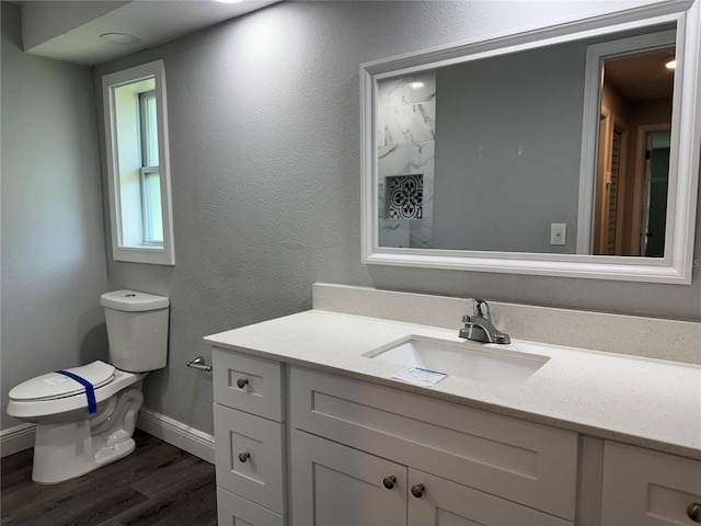 full bath featuring baseboards, toilet, wood finished floors, vanity, and a shower with curtain