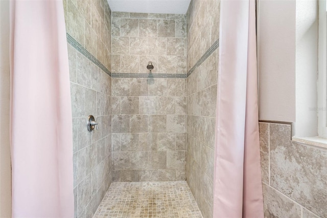 bathroom featuring tiled shower