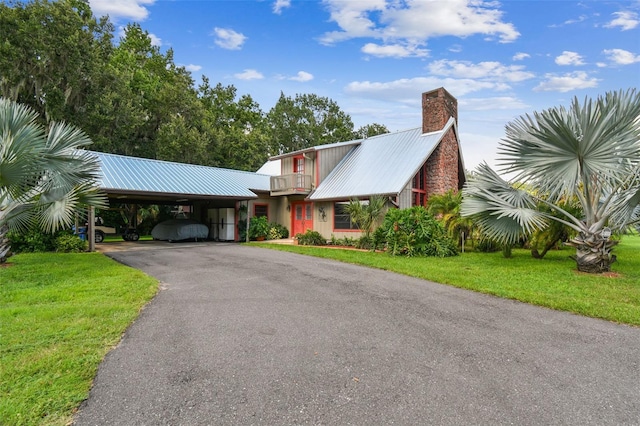 view of front of property featuring a front lawn and a carport