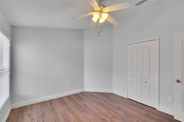 spare room with dark wood-type flooring and ceiling fan