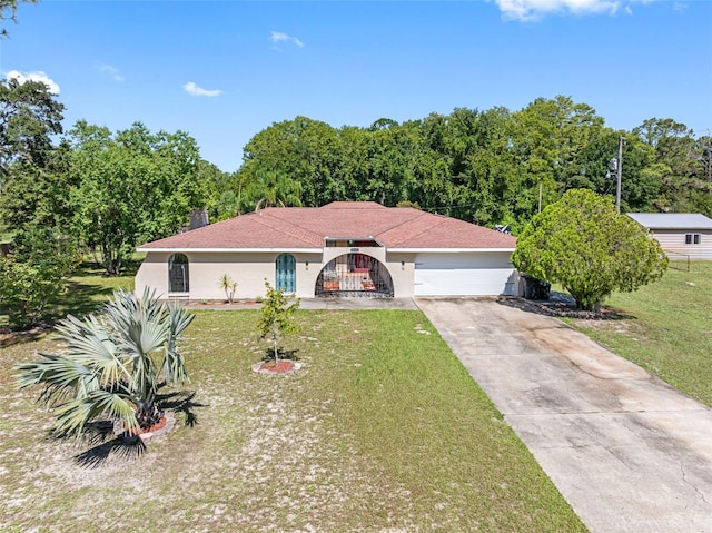 view of front of house featuring a garage and a front yard