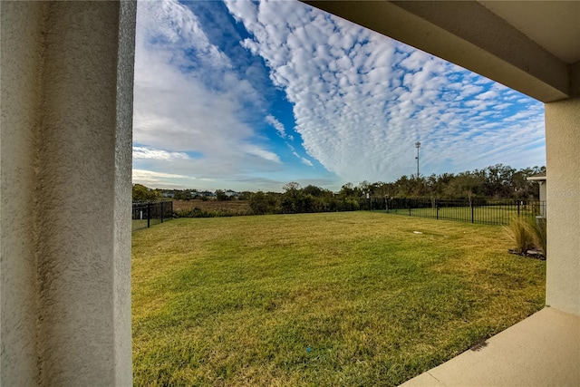 view of yard featuring a rural view