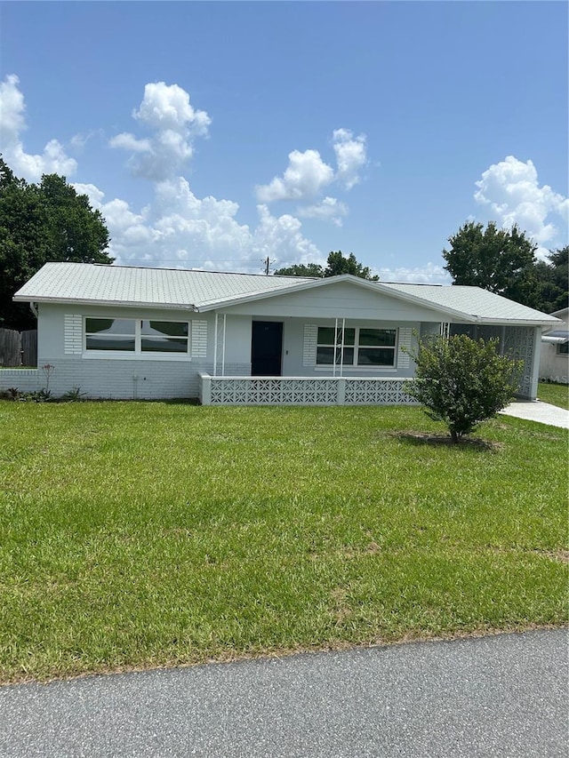 single story home featuring a front yard