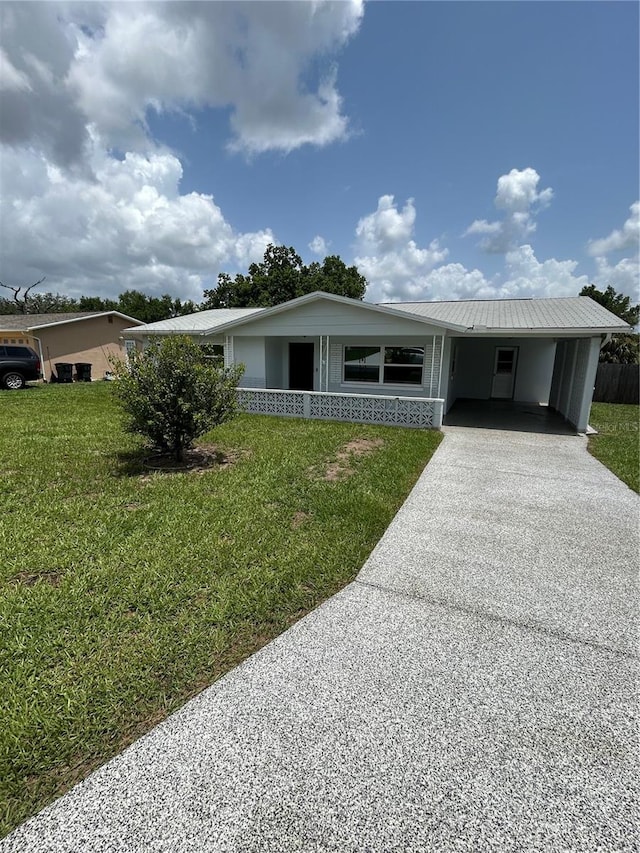 view of front of house with a carport and a front yard