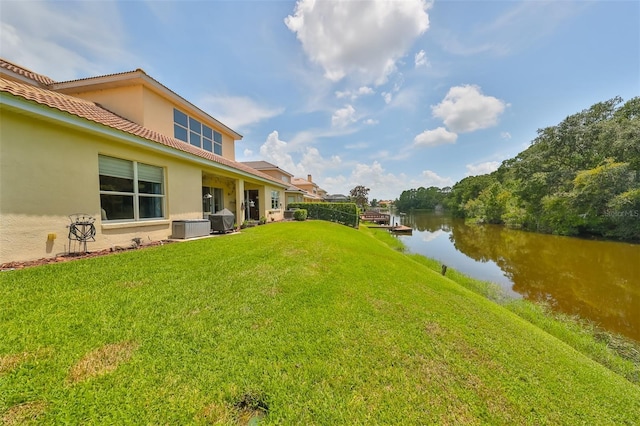 view of yard featuring a water view