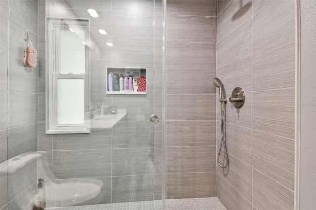 bathroom featuring a tile shower