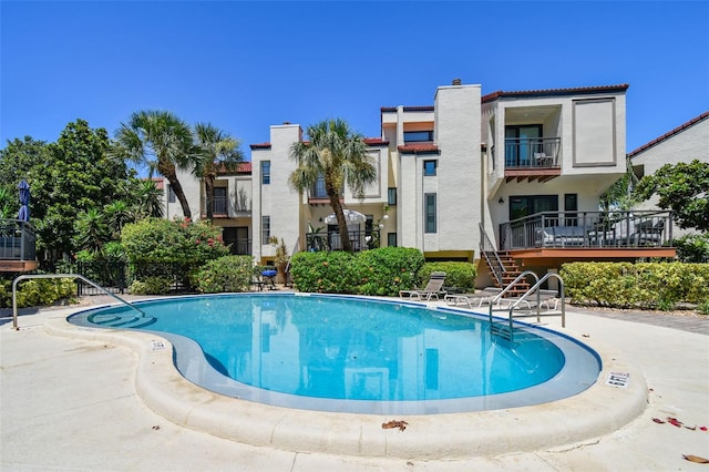 view of swimming pool