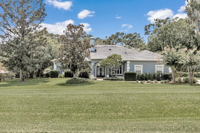 view of front of home featuring a front yard