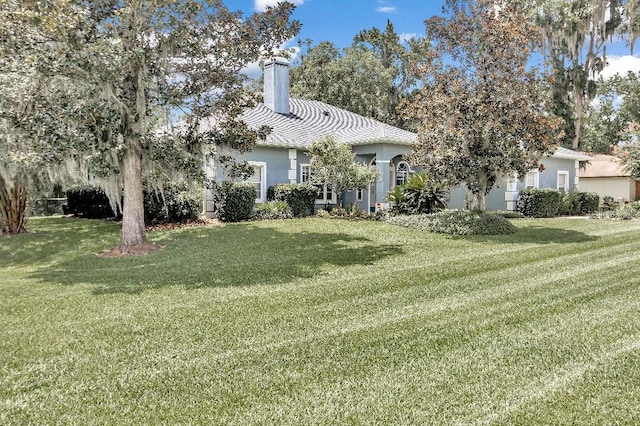 view of front of property with a front lawn