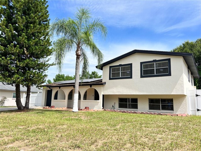 tri-level home featuring a front lawn